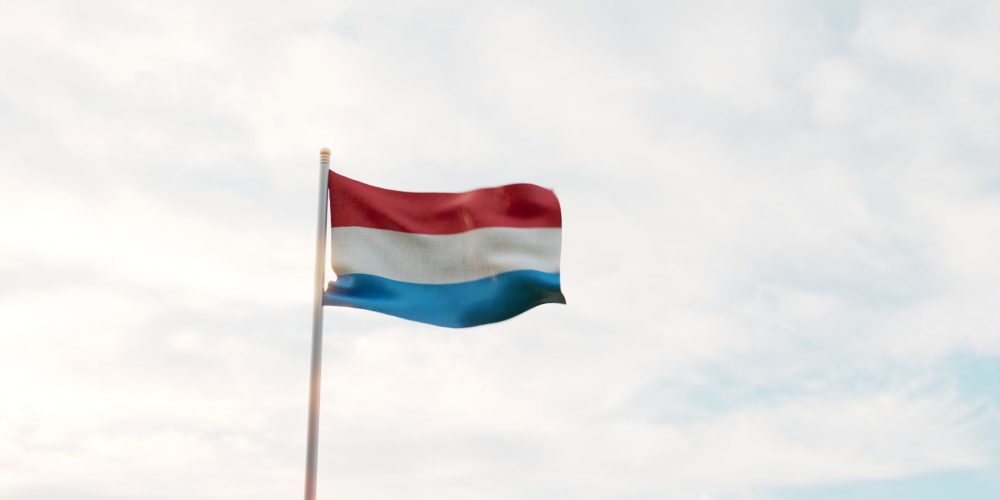photo du drapeau luxembourgeois qui flotte